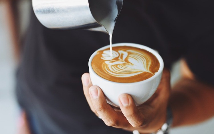 NESCAFÉ® celebra el día de una de las bebidas más consumidas en el mundo, a través de su iniciativa de triple impacto “Con respeto hasta la taza”. Una nueva forma de comunicar su compromiso para garantizar el futuro del café, ayudar a mejorar la producción y trabajar en sintonía con la naturaleza.