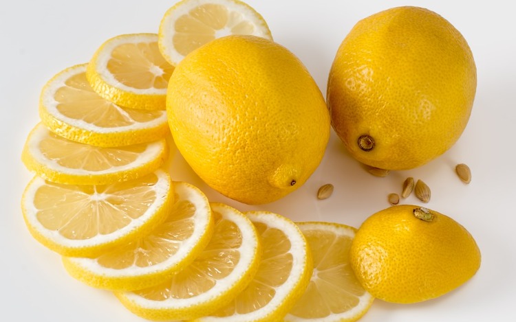 El 30 de septiembre se celebra el Día Mundial de esta noble fruta que tiene increíbles beneficios para la salud. Es también uno de los bienes nutricionales exportados al mundo desde Argentina, cuya participación representa el 20 por ciento de todos los limones a nivel mundial.