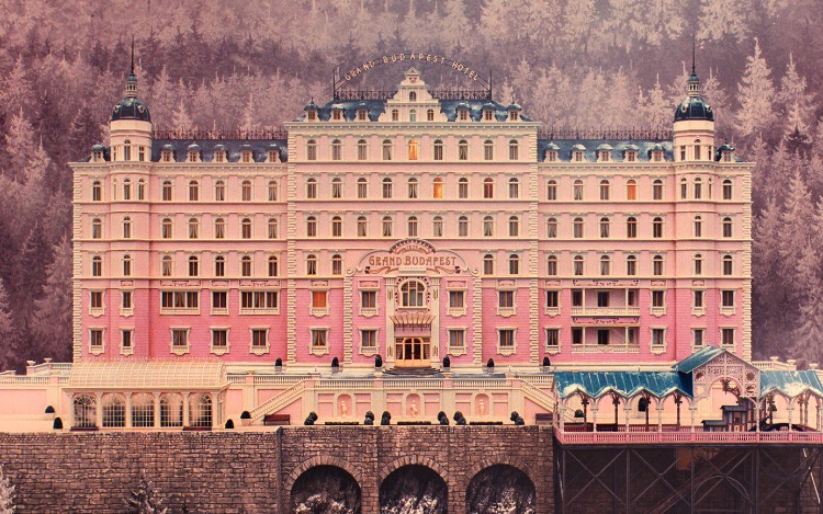 Wes Anderson logra, con su particular estilo, una película llamativa visualmente, contando una historia trágica desde la nostalgia.