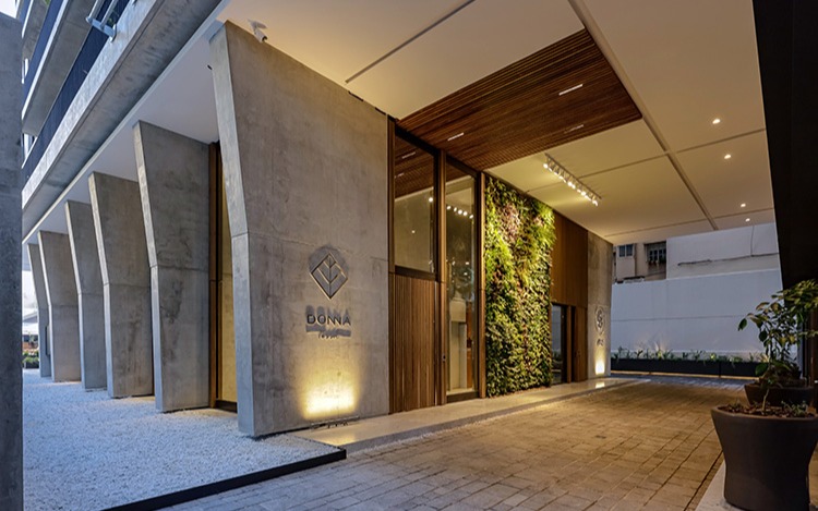 El edificio de 22 pisos, primer eslabón de la Serie DONNA, incluye una variada oferta de amenities, materiales nobles, sistemas y equipamientos sustentables y una obra de gran escala del artista de Diego Bianchi.
