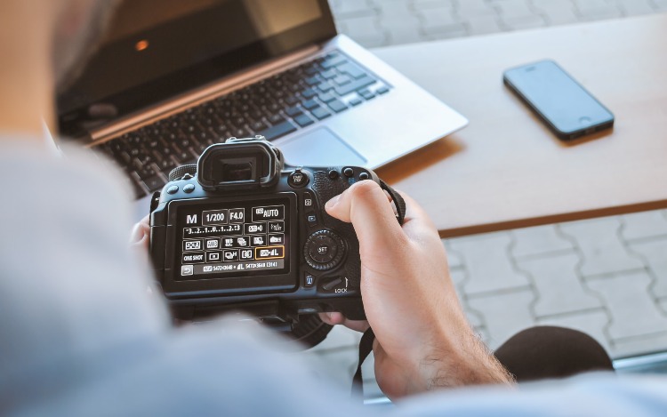 La fotografía es sin dudas, una de las actividades artísticas más apasionantes de las que podamos hablar. Con una historia que ha dejado nombres emblemáticos vinculados con los recuerdos retratados, más populares, quien elige dedicarse a esta tarea, sabe que detrás de una buena toma, hay mucho más que una bella imagen.