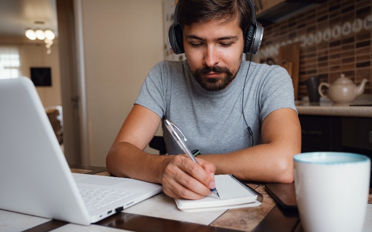 En la actualidad, están surgiendo nuevos métodos de aprendizaje virtuales que son realmente mucho más dinámicos e interesantes. Aunque se deben encontrar buenos cursos de calidad a fin de poder aprovechar mejor lo que tienen para dar, en lugar de seguir cursos innecesarios que no dejen muchos conocimientos útiles. 