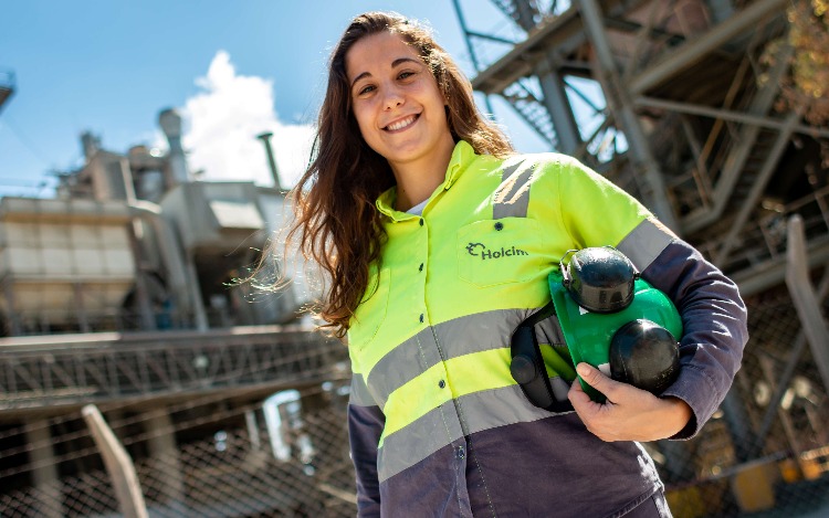 Holcim, empresa líder en el sector de la construcción ofrece igualdad de oportunidades a varones y mujeres a través de iniciativas como el programa "Mujeres técnicas, futuro con Equidad", en espacios de trabajo inclusivos.