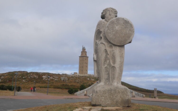 La leyenda nos dice que Galicia podría ser la cuna de las culturas celtas de Irlanda y Escocia, con miles de años de historia que se remontan a épocas mágicas y míticas.