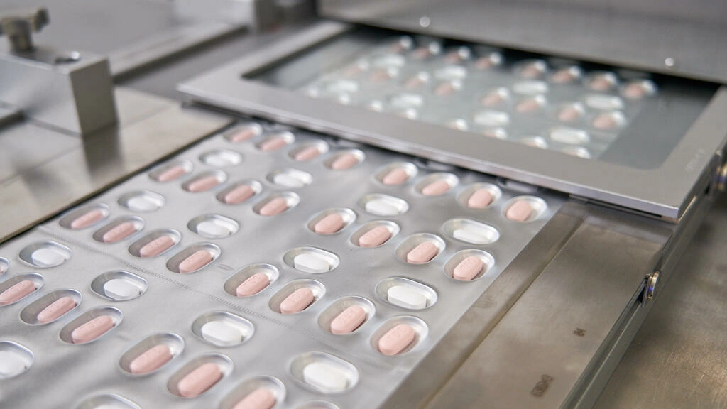 Pfizer anunció que los ensayos clínicos confirmaron su píldora Covid, un nuevo tipo de tratamiento antiviral que debería resistir las mutaciones observadas con Omicron, que redujo drásticamente las hospitalizaciones y muertes entre las personas en riesgo en casi un 90 por ciento.
