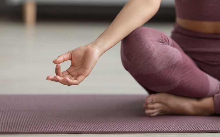 Si te cuesta mantener la concentración en el trabajo, tal vez lo que necesites son algunos ejercicios de yoga para principiantes. Esta práctica es ideal para concentrarse y conectarse con los sentidos.
