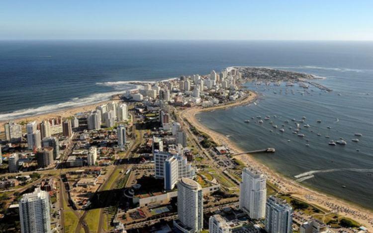 Uruguay eliminó el requisito de ingreso obligatorio que consistía en realizarse un segundo test PCR una semana después de llegar al país,