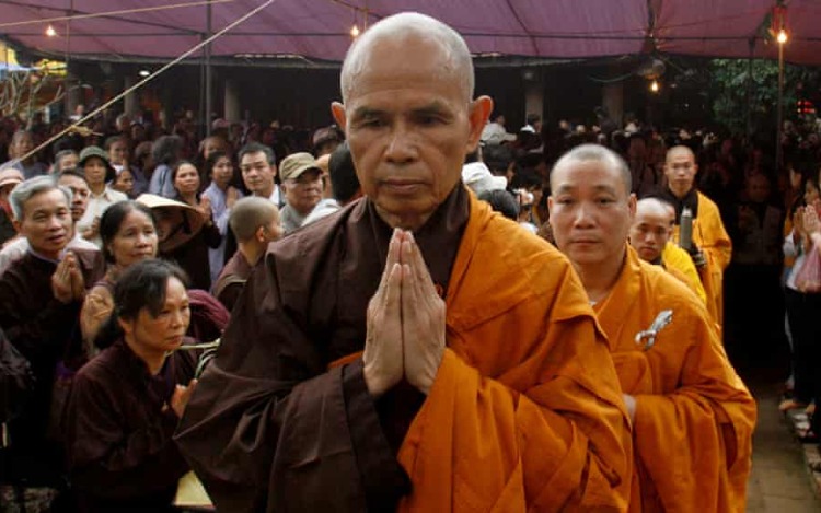 Thich Nhat Hanh, el monje budista que llevó el “mindfulness” a Occidente falleció en paz a los 95 años en el templo Tu Hieu en la ciudad de Hue, corazón del budismo en Vietnam. Recordamos una de sus enseñanzas acerca de la respiración consciente y la ira.