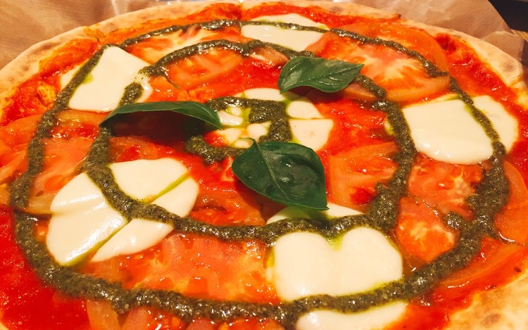 Los italianos son muy apasionados al momento de defender su tierra, la familia y sus tradiciones. Pero todos sabemos que no hay nada más italiano que un buen trozo de pizza. Y si es la tradicional pizza Margherita mucho mejor.