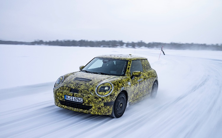 La quinta generación de modelos arranca también con el MINI 3  puertas. El futuro modelo del MINI original se somete a pruebas dinámicas de conducción en los paisajes invernales de Laponia.