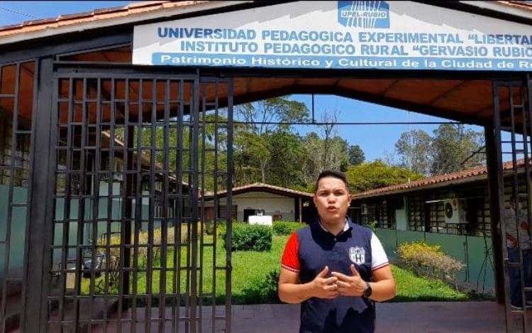 Presiente del centro de estudiantes UPEL, Kenny Ramírez, se despide de su etapa universitaria.