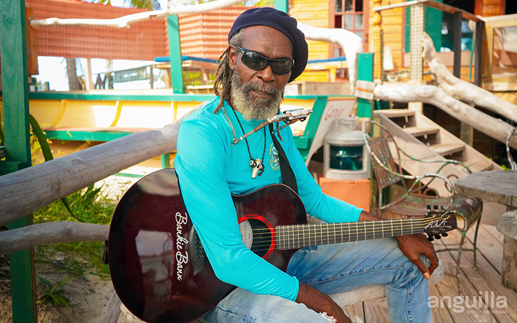 La propiedad del legendario cantante de reggae, Bankie Banx, es una visita obligada para disfrutar de la auténtica experiencia musical de la isla.