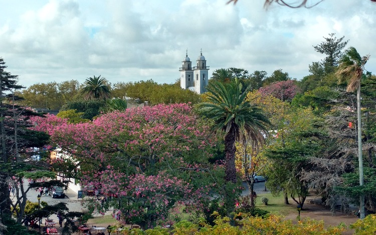 Un recorrido por su interesante patrimonio, fusión de estilos coloniales españoles y portugueses.