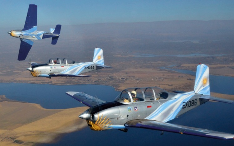 La Fuerza Aérea Argentina logró posicionarse entre las instituciones de referencia de la Nación a lo largo de sus más de 100 años de vida. Un lugar alcanzando a partir de su probada capacidad, esfuerzo y compromiso al servicio del país.
