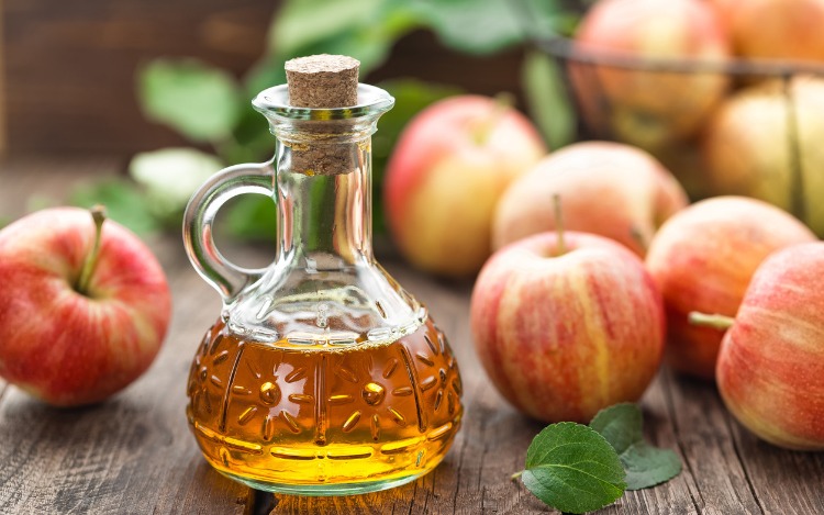 Al vinagre de manzana se le atribuyen todo tipo de beneficios, muchos de los cuales cuentan con el respaldo de la ciencia.
