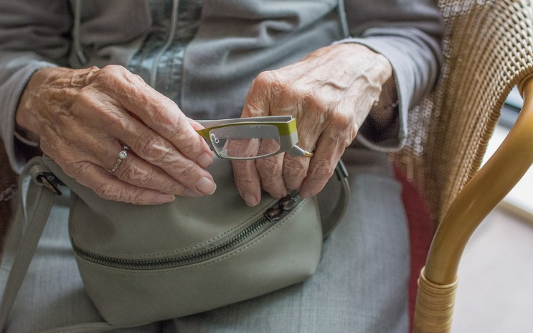 ¿Qué tienen en común los anuncios de empleo con límite de edad máxima, los múltiples tratamientos y productos de belleza que prometen soluciones “anti-edad” y la etiqueta de “población de riesgo” o “vulnerable” que reciben las personas mayores?