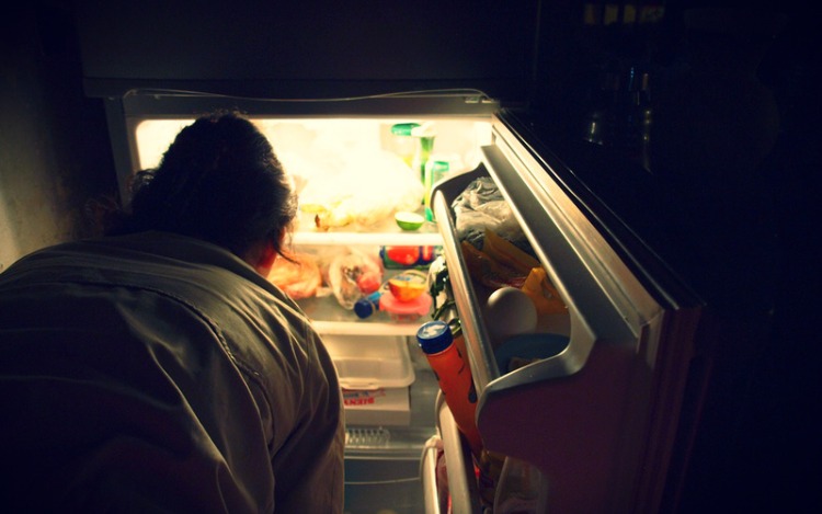 Comer tarde en la noche puede causar un mayor aumento de peso