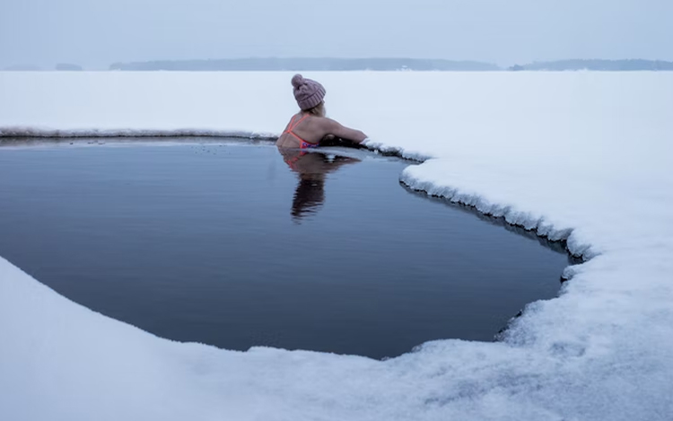 Según los expertos, nadar en aguas frías es realmente positivo: no solo supone que la gente salga de casa y respire aire fresco, sino que el propio baño tiene un impacto positivo en la salud.