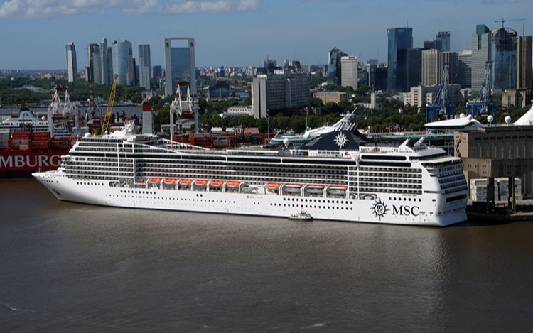 La imponente nave de MSC Cruceros, arribó a la capital argentina con más de 3 mil pasajeros que se encuentran realizando la "vuela al mundo". En su recorrido por Argentina, también visitará Puerto Madryn y Ushuaia.