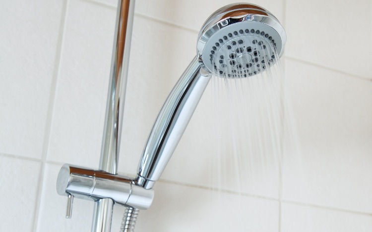 Mantener nuestra ducha y baño limpios puede ser un desafío. La acumulación de jabón y suciedad puede acumularse rápidamente, haciendo que la tarea de limpiarla parezca abrumadora. Con estos consejos, tu baño lucirá reluciente.