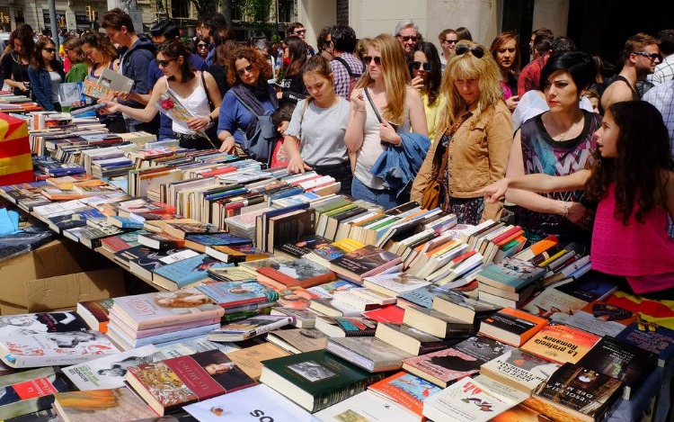 El festival de Sant Jordi es el mayor fenómeno mundial de la literatura.