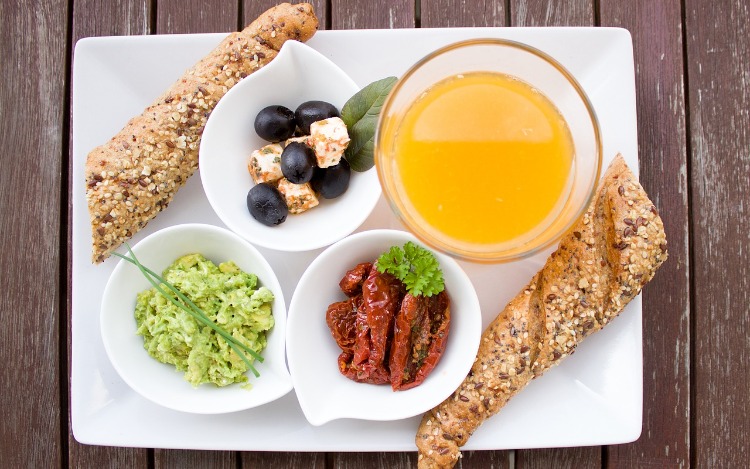 Una alimentación equilibrada es fundamental para mantener el bienestar en personas con hipotiroidismo, y el desayuno es una de las comidas más importantes del día.