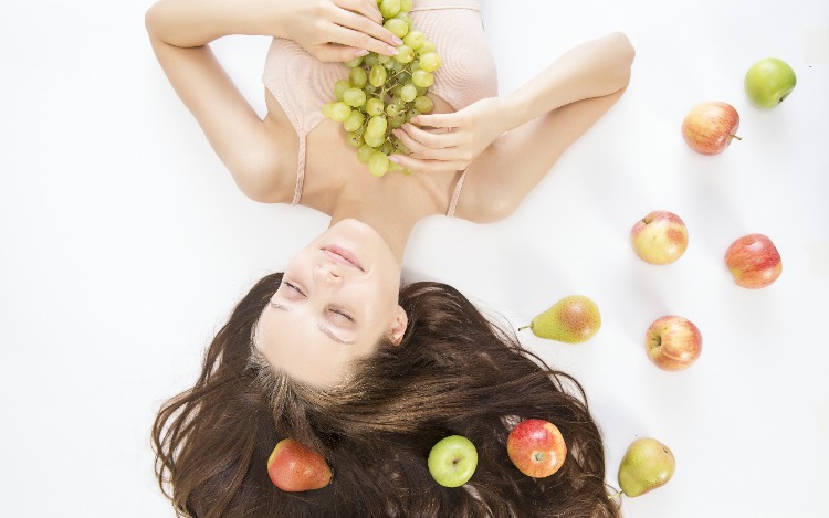 Alimentos y nutrientes recomendados para tener una piel y un cabello saludables y radiantes.