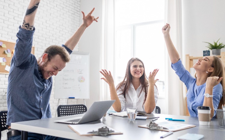 Un ambiente laboral que fomente la salud emocional no solo beneficia a los trabajadores en lo personal, sino que también impulsa la productividad y la satisfacción en el trabajo.