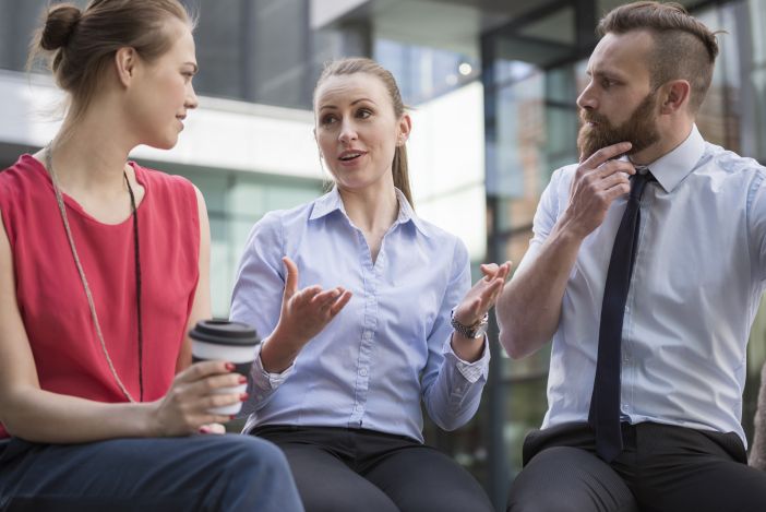 Aprende a expresar tus pensamientos y necesidades con respeto y confianza para fortalecer tus relaciones y tu autoestima.