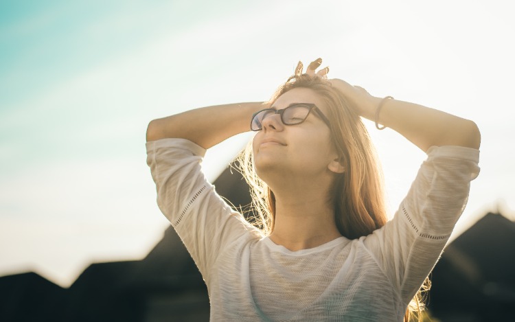 Descubre cómo superar la fatiga crónica y revitalizar tu vida con hábitos de sueño, alimentación saludable y reducción del estrés.