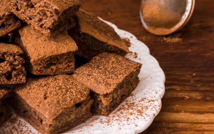 Esta versión saludable combina el cremoso aguacate con el rico cacao y las harinas de almendras y avena para obtener un postre rico en nutrientes.