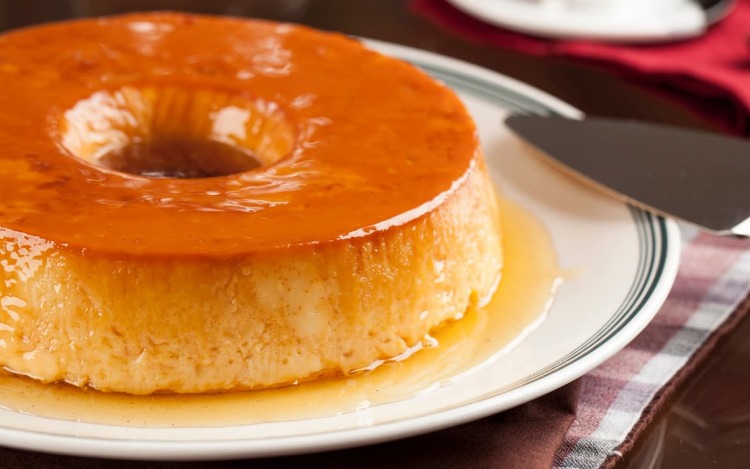 Descubre el arte de preparar un flan Suave y cremoso con esta receta sencilla de ingredientes nobles.