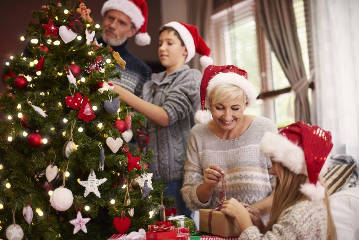 Descubre el brillo de la Nochebuena a través de las costumbres que unen corazones en todo el mundo.