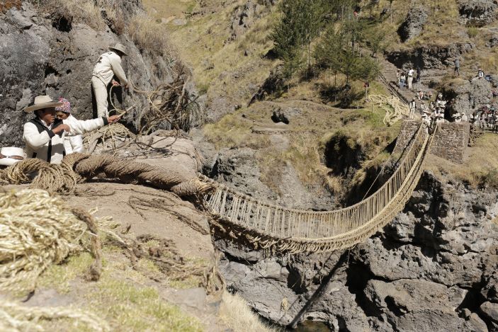 Cusco posee múltiples atractivos turísticos y accesibles. Desde el icónico Puente Q’eswachaka y los emocionantes Tres Cañones de Suykutambo hasta la histórica ciudad preincaica de Pikillaqta, la riqueza cultural y natural de Cusco no deja de sorprender.