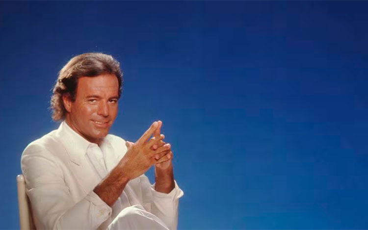 Julio Iglesias revelará su historia en exclusiva serie de Netflix: un viaje al estilo de Luis Miguel