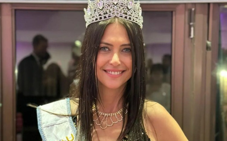 En un impresionante concurso de Miss Universo, Alejandra Marisa Rodríguez, mostró a sus 60 años, que la belleza y el encanto no tienen edad.
