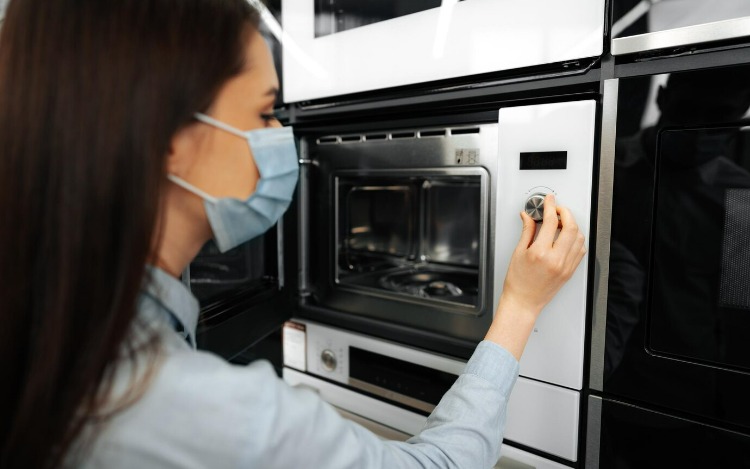 ¿Es cierto que cocinar en el microondas elimina todas las bacterias?