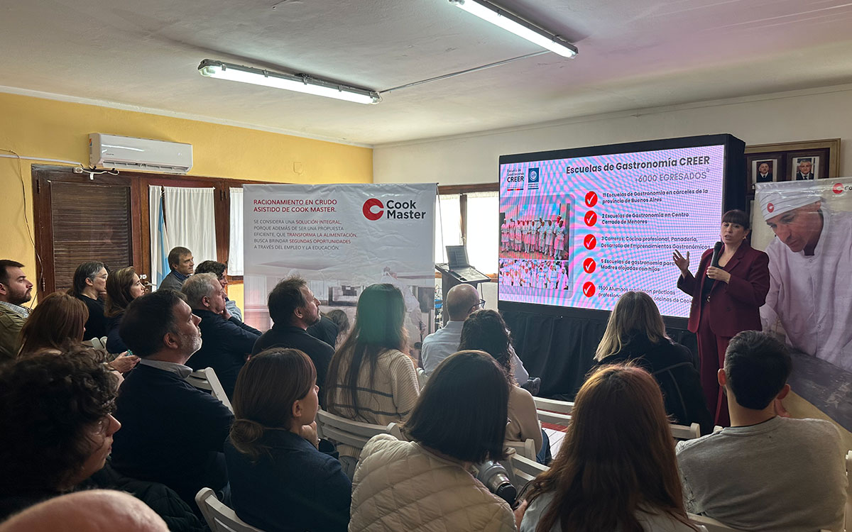 En la Unidad Penitenciaria de Batán, la Empresa B Cook Master lleva adelante una iniciativa para brindar trabajo, capacitación y acompañamiento a personas privadas de su libertad y liberadas.
