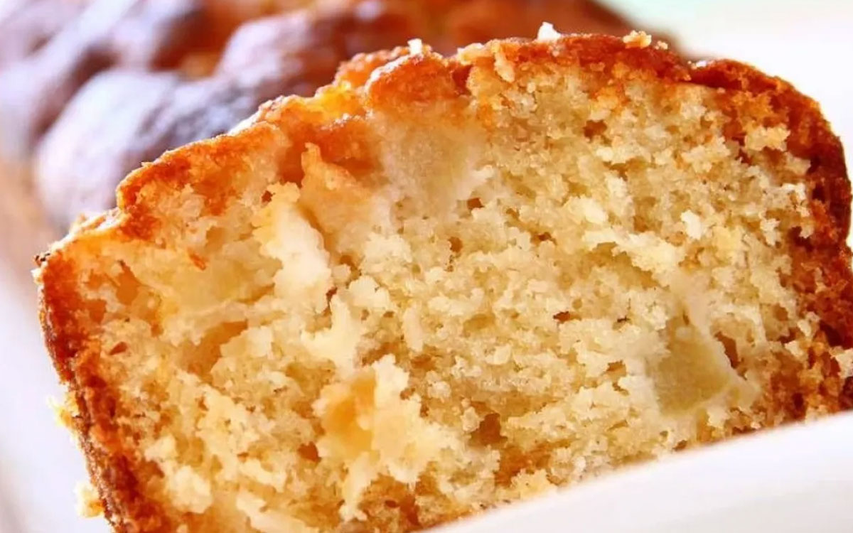 Este budín de manzana sin harinas se prepara con solo tres ingredientes, es rico en proteínas y perfecto para tus meriendas sin culpa.
