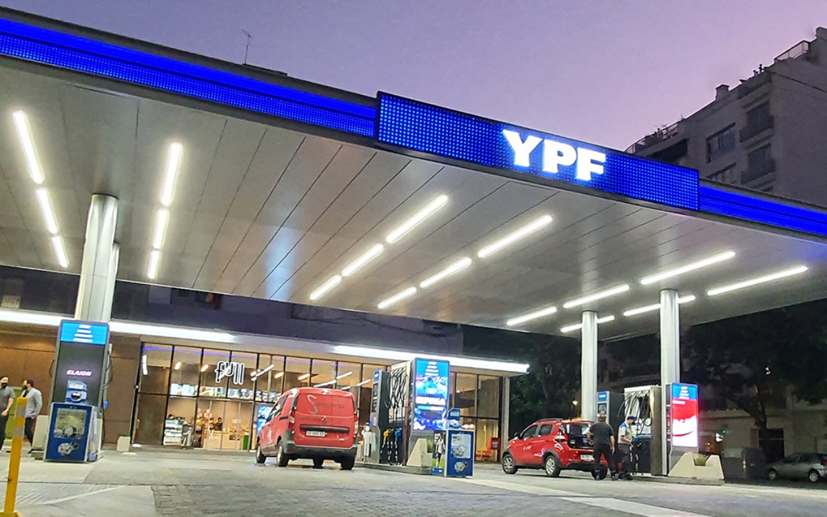 Las rebajas de nafta a la madrugada llegarán el 23 de junio con un sistema de autoservicio inteligente en 1.600 estaciones de la petrolera argentina YPF.
