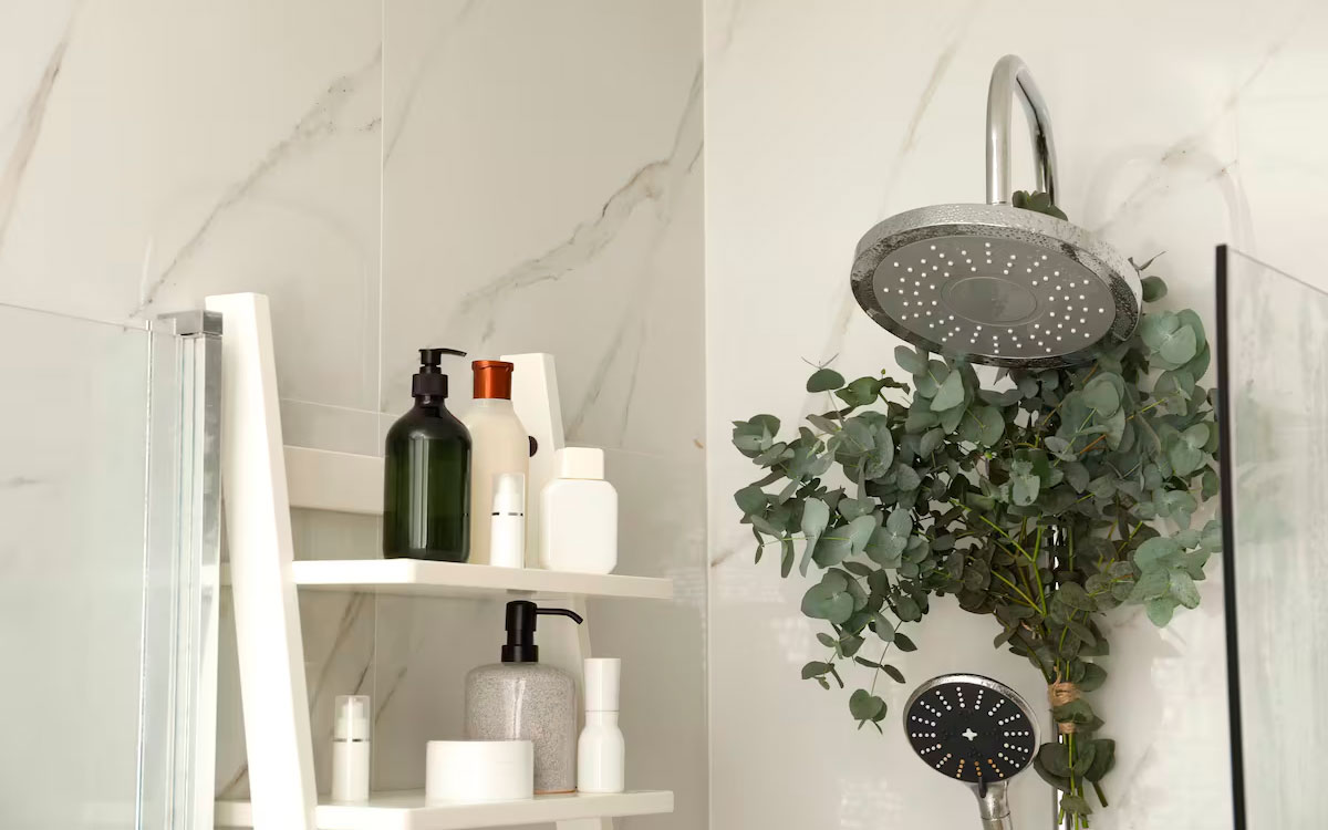 Descubre por qué poner un ramo de eucalipto en la ducha puede cambiar la energía de tu hogar y aportar beneficios para tu salud.
