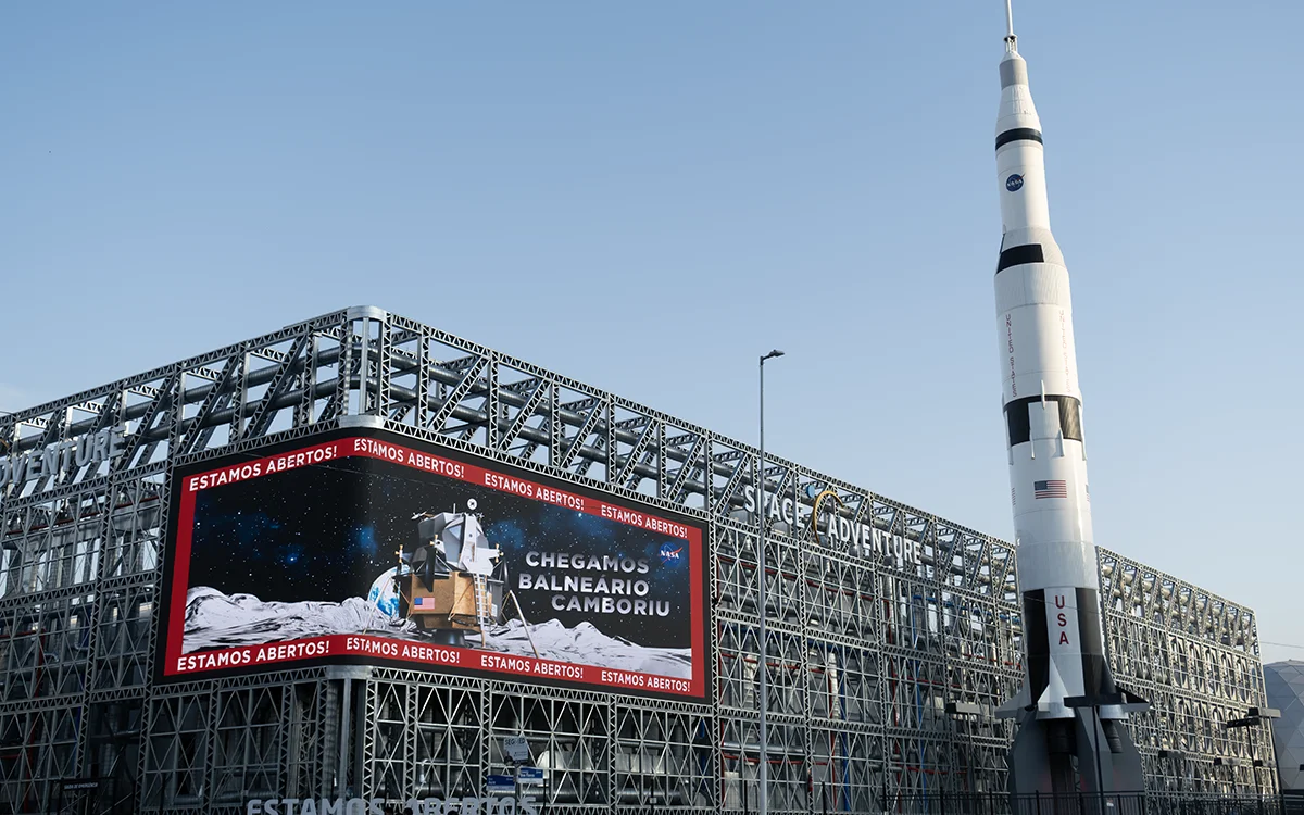 En Balneário Camboriú, la playa se mezcla con dinosaurios, naves espaciales y tiburones. Un destino que sorprende más allá del sol y el mar.