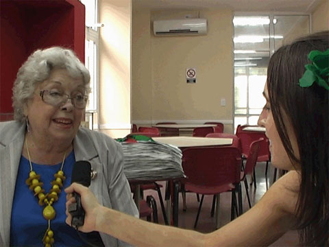 
			Es el alma de la obra que el Padre Mario Pantaleo realizó en la localidad de González Catán. En esta entrevista, Perla Gallardo relata los detalles del alma de un sacerdote que a través de sus dones de sanación y su vocación exclusiva por la solidaridad cambió en destino de miles de personas.