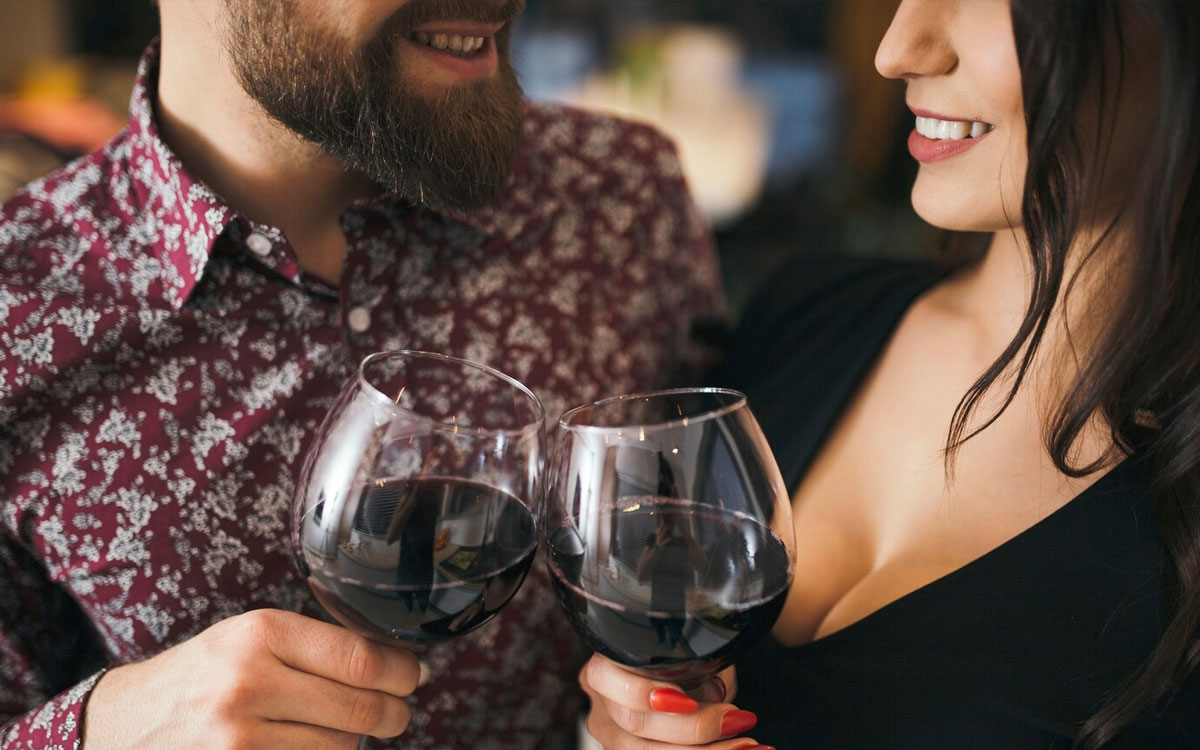 Sincericidio: ¿de qué temas no hay que hablar en la primera cita?