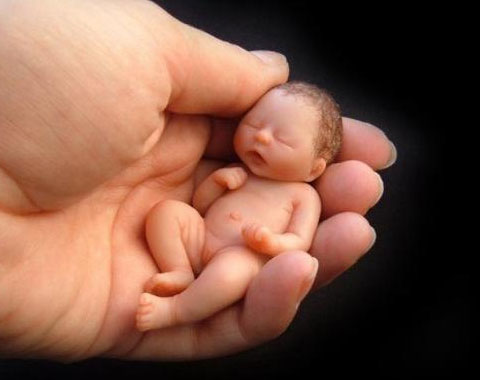 
			Para cuidar de nosotros mismos, debemos volver y cuidar del niño herido que hay en nuestro interior