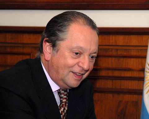 
			La Argentina tiene dos monedas: peso y dólar. Análisis de Rodolfo Terragno
