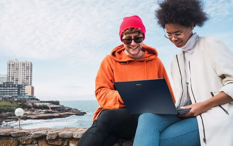 
			La ENDURO Urban N3 es una notebook de 14 pulgadas con certificaciones de durabilidad de grado militar y procesador Intel® Core™ i7 de 11.ª generación. Mientras que la tablet ENDURO Urban T1 cuenta con pantalla de 10" Antimicrobial Corning® Gorilla® Glass y un cuerpo construido con materiales absorbentes de impactos.