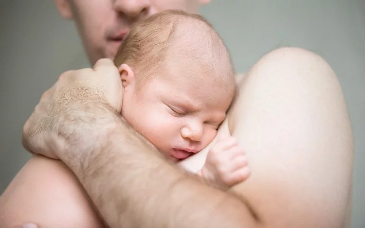 
			Mucho se habla de las familias siglo XXI y muchos son los derechos adquiridos por las diversidades, pero aún subsisten grises en la ley y prejuicios sociales por sortear para que las parejas igualitarias puedan cumplir el sueño de tener un hijo. Una médica tocoginecóloga y un abogado especializado en temas de fertilización nos ayudan a pensar sobre el difícil panorama que afrontan.  