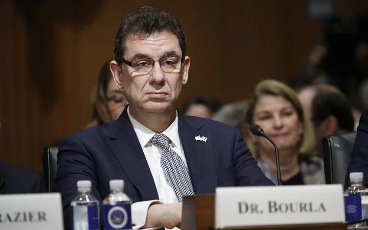 
			A raíz del comunicado de Pfizer sobre la eficacia de su vacuna contra el Covid-19, el veterinario griego tomó protagonismo mundial por la arriesgada apuesta junto con la alemana BioNTech.