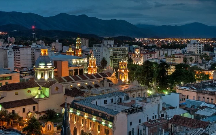 
			La cadena hotelera Álvarez Argüelles Hoteles ofrece un paquete VIP para quienes deseen comenzar el año de forma diferente.
